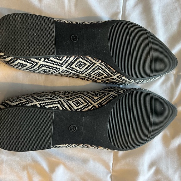 Loft Black & White Geometric Pointed
Toe Flats Sz 7.5 - Picture 6 of 6